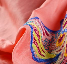 Hedvábné ponge výšivka motýlci  růžovolososová