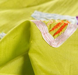 Hedvábné ponge výšivka motýlci zelená