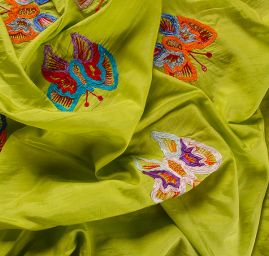 Hedvábné ponge výšivka motýlci zelená