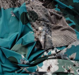 Letní úplet květy hadí kůže petrolej