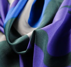 Úplet viskozový lesklý povrch květinový motiv