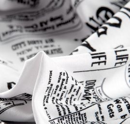 Úplet viskozový vzor tisk noviny bílá/černá