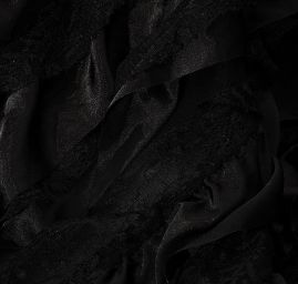 Tyl doplněn krajkou a volánky černý