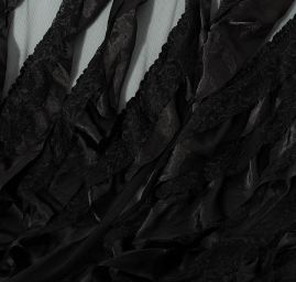 Tyl doplněn krajkou a volánky černý