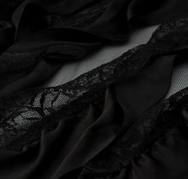 Tyl doplněn krajkou a volánky černý