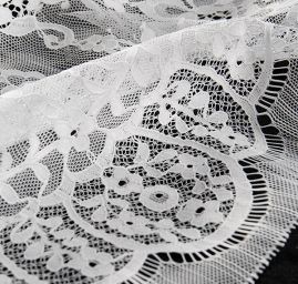 Efektní krajka výšivka na tylu květinový motiv bílá