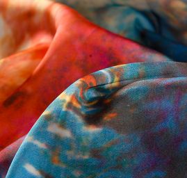 Jemný satén digitální tisk zvířecí motiv červená