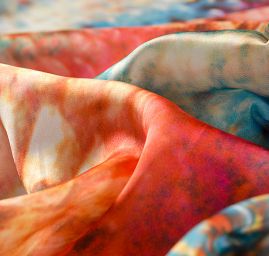 Jemný satén digitální tisk zvířecí motiv červená