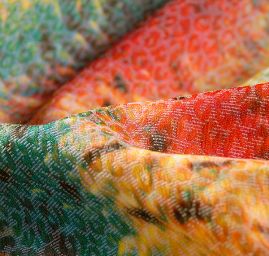 Žakárová látka tisk motiv hadí kůže červená