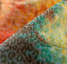 Žakárová látka tisk motiv hadí kůže červená