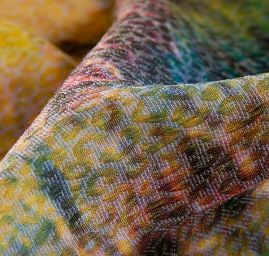 Žakárová látka tisk motiv hadí kůže fialová