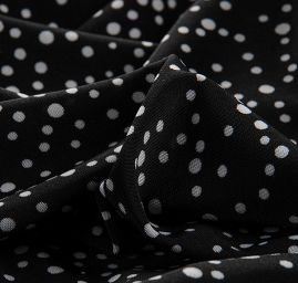 Letní úplet vzor malých nepravidelných puntíků černý