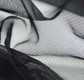 Tyl pružný jemný černé barvy