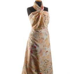 Hedvábná jemná látka květy meruňková