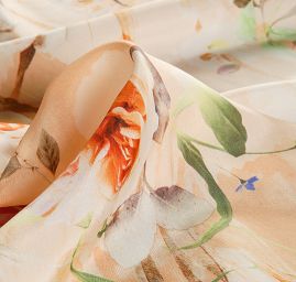 Hedvábná jemná látka květy meruňková