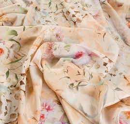 Hedvábná jemná látka květy meruňková