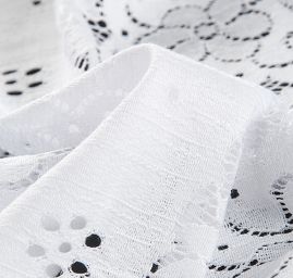 Krajka na mantilu květinový vzor bílá