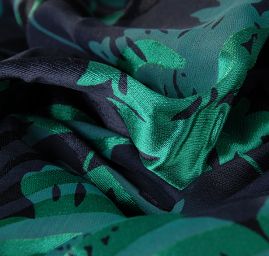 Hedvábný šifon květinový motiv zelená/černá
