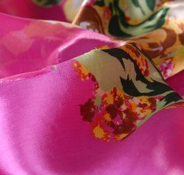 Hedvábný šifon květinový motiv růžový