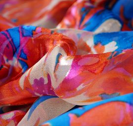 Hedvábný šifon květinový motiv oranžovomodrý