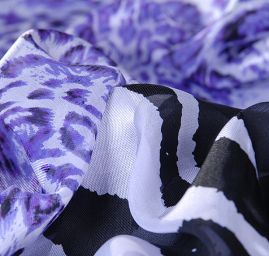 Hedvábný šifon zvířecí motiv fialovočerný
