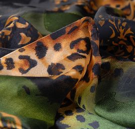 Hedvábný šifon zvířecí/květinový motiv zelenozlatý