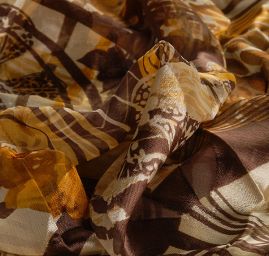 Hedvábný šifon květinový motiv hnědožlutý