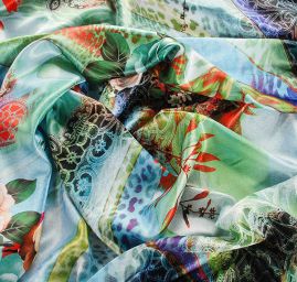 Satén pružný jemný vzor krajky i květin