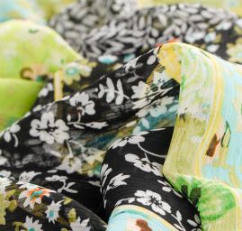 Šifon plisé květinový motiv patchwork zelená