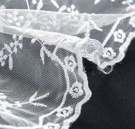 Krajka tylová drobná výšivka lomená bílá