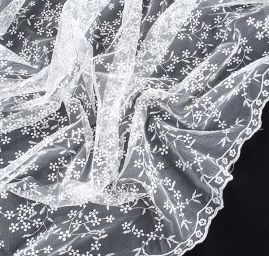 Krajka tylová drobná výšivka lomená bílá