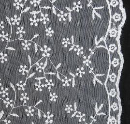 Krajka tylová drobná výšivka lomená bílá