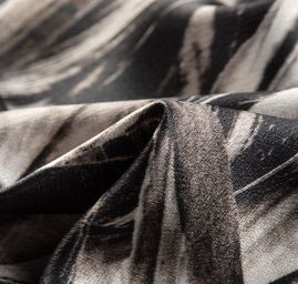 Hedvábný satén vzor peří černobílý