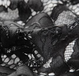 Krajka ny tylu s velkými oky černá