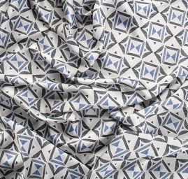 Šatová látka imitace hedvábí geometrický vzor modrý