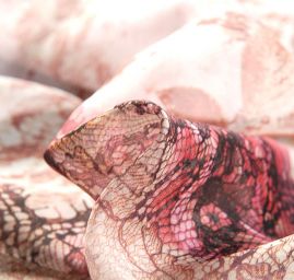 Hedvábný šifon krajkový vzor s květy starorůžový