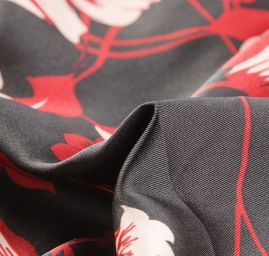 Šatová látka imitace hedvábí vzor květů vínový