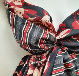 Šatová látka imitace hedvábí vzor květů vínový