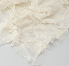 Efektní úplet s volánky smetanový