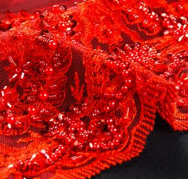 Krajka výšivka na tylu s korálky rokajlem červená