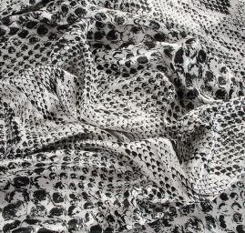 Satén viskozový tisk hadí kůže černá bílá