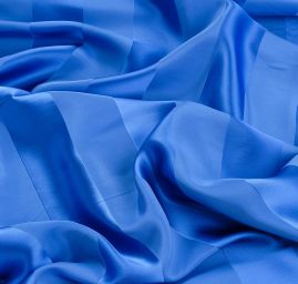 Satén vzor pruhů nivea modrý