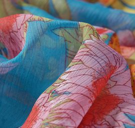 Plisovaný šifon kašmírový vzor/květy modrý