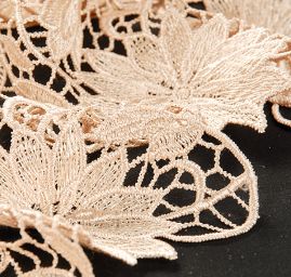 Krajka hrubá květ béžová