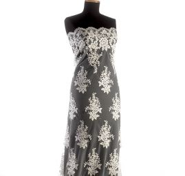 Krajka romantická výšivka na tylu smetanová