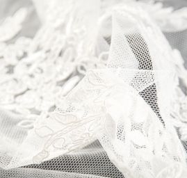 Krajka romantická výšivka na tylu smetanová