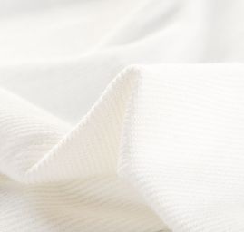 Úplet plastický žebrový vzor lomená bílá II.jakost