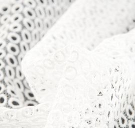 Krajka vzdušná výšivka ovály lomená bílá