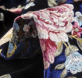 Samet s barokní květinovou  výšivkou modrý