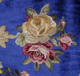 Samet s barokní květinovou  výšivkou modrý